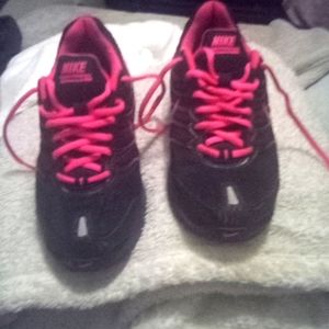 Max Air shoes. Pink & Black . Size 8 1/2 .